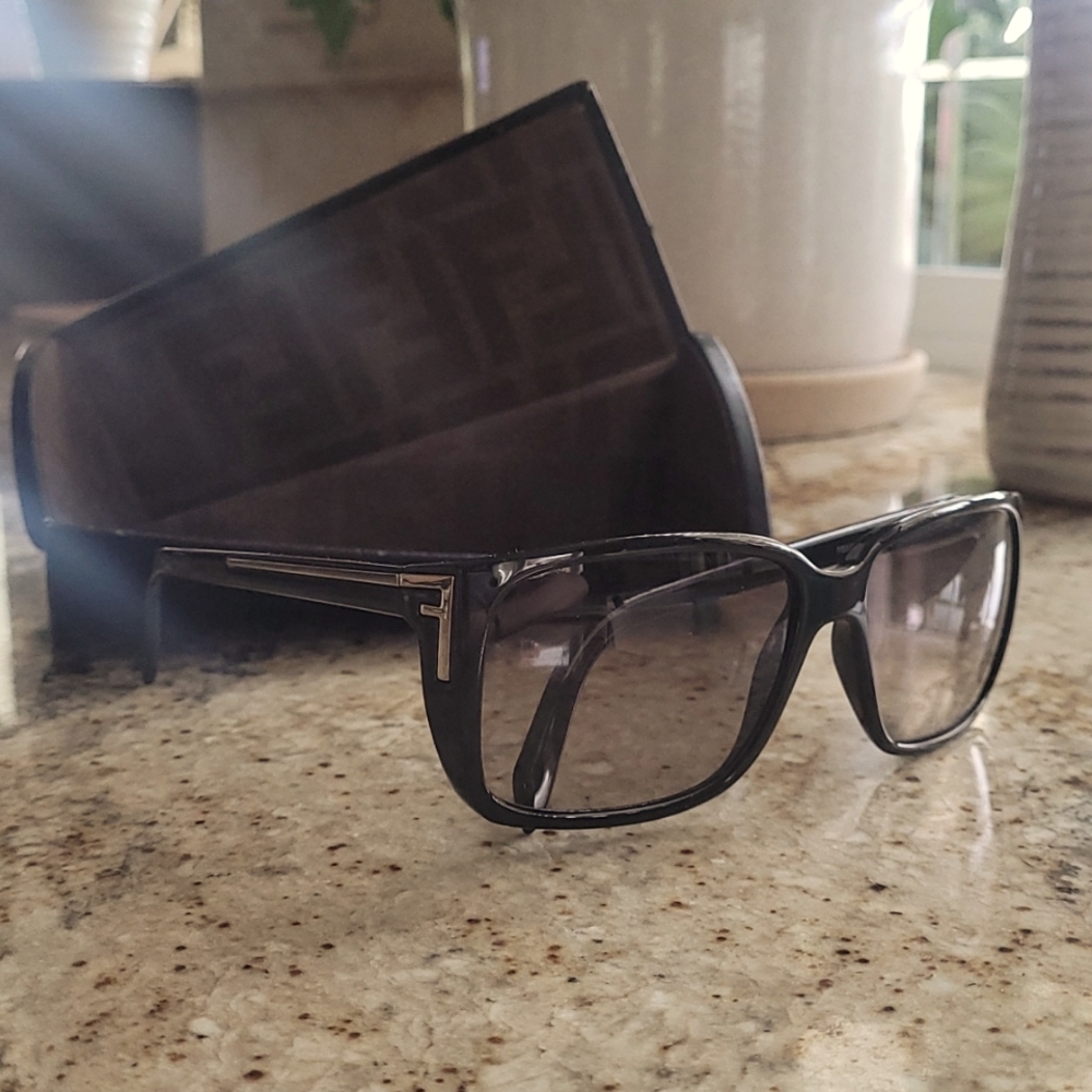 Fendi Sunglasses FS5220 black frame